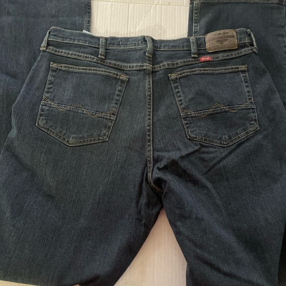 Men’s Wrangler Relaxed Boot Cut 36x34 NWOT - Picture 3 of 3